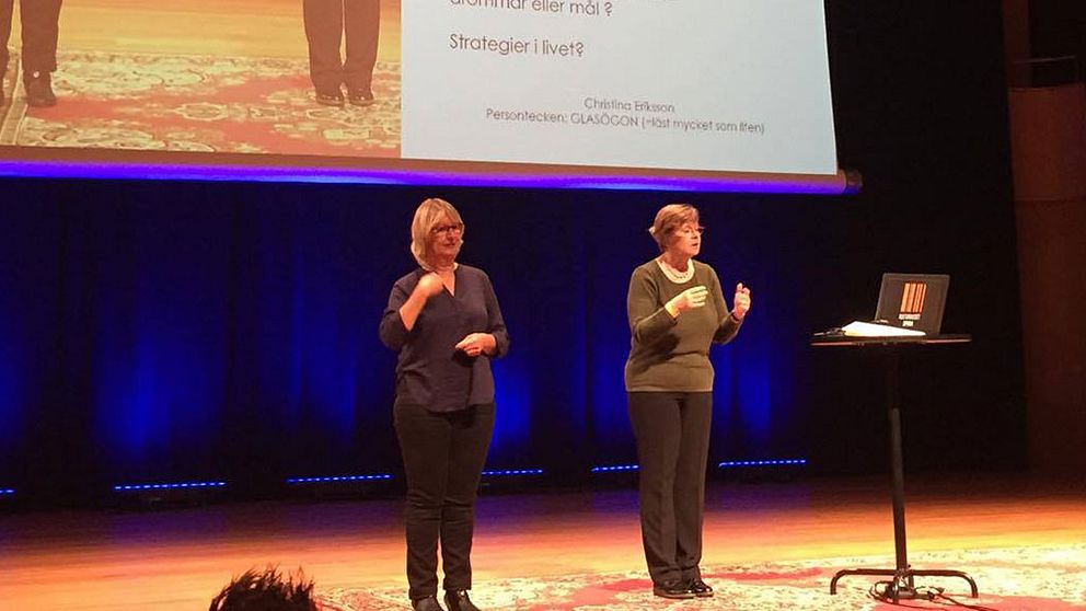 På fredagseftermiddagen föreläste också Christina Eriksson, döv psykolog. Hon tog upp några exempel på hur man kan komma förbi svårigheter och hitta lösningar i livet.