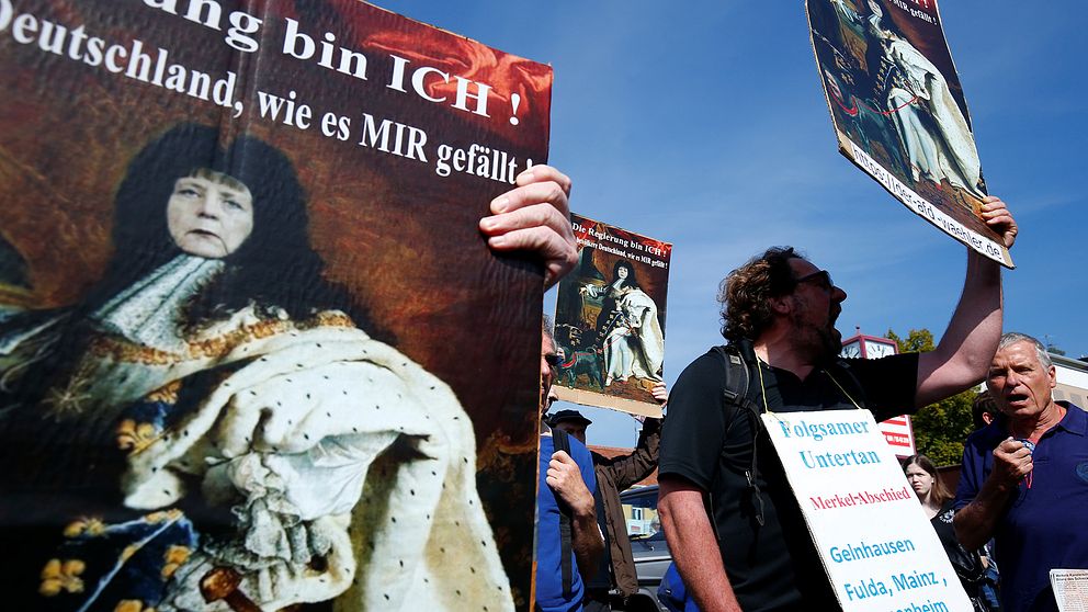 En anti-Merkel demonstration hölls i tyska Heppenheim på fredagen. Demonstranter med anti-Merkel plakat.