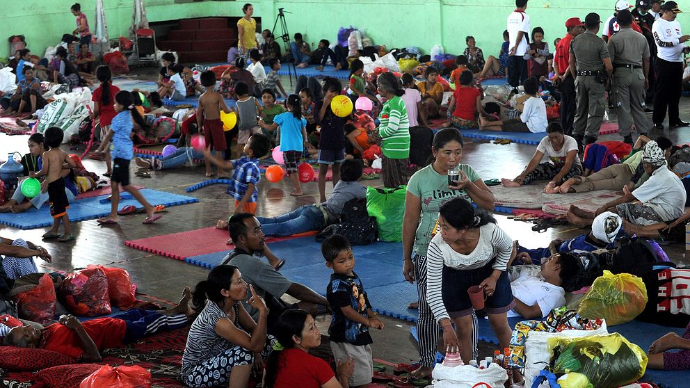 Indonesier som bor i närheten av vulkanen har evakuerats.