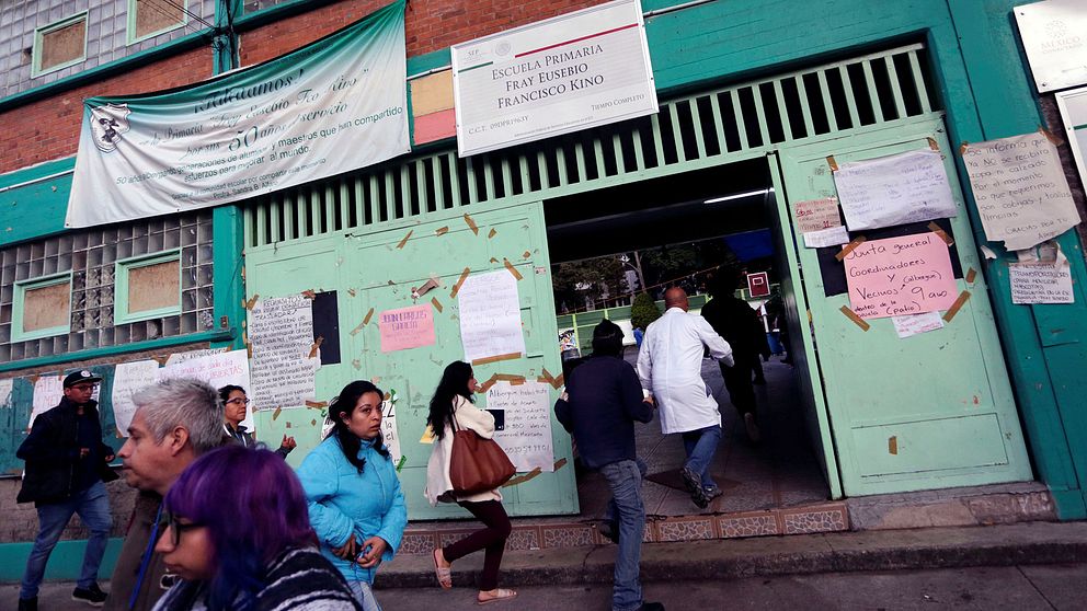 Människor söker skydd i en skola efter att ett nytt jordskalv känts av i Mexico City.
