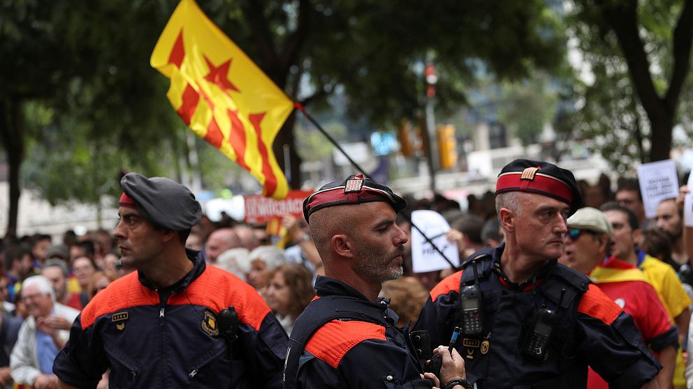 Poliser från Kataloniens lokala kår Mossos d'esquadra.