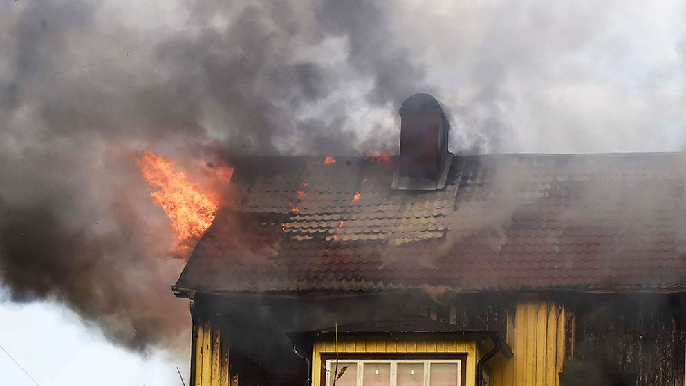 En fullt utvecklad brand rasade i en ville utanför Rävlanda i Härryda under söndagen.