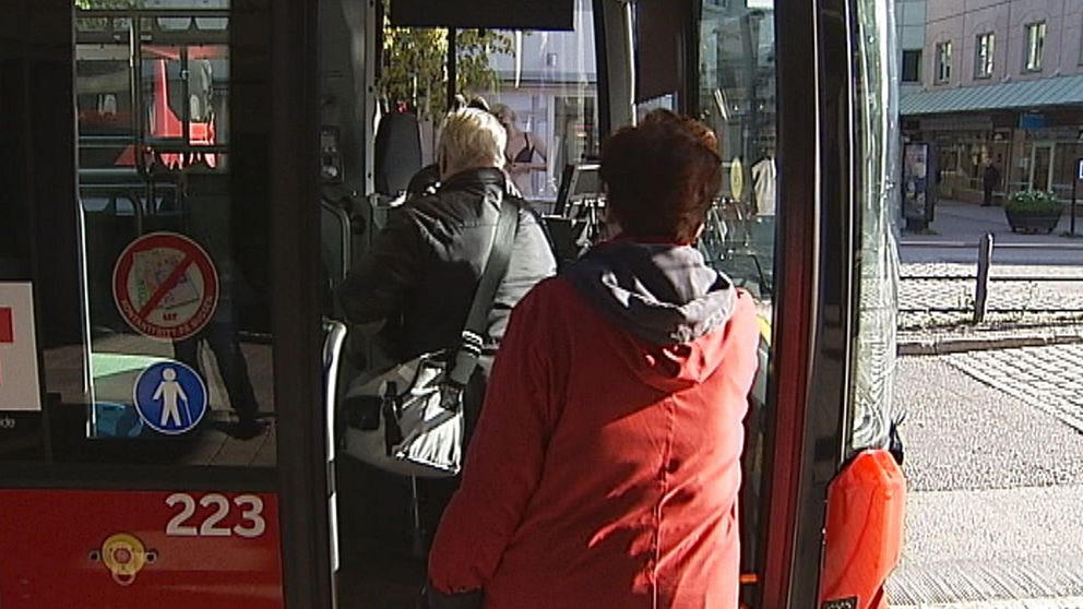 Passagerare kliver på Luleå lokaltrafiks buss