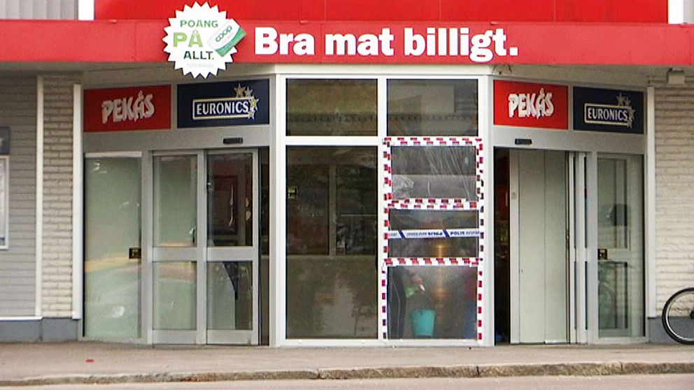 Med hjälp av ett fordon har skyddsgallret slitits loss från butiksfönstret