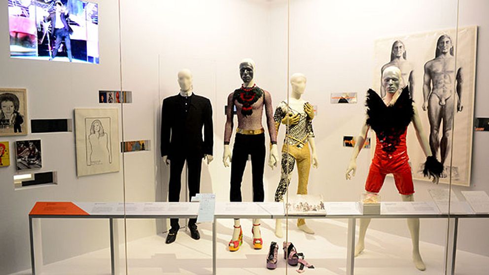 David Bowies kläder vid en utställning på ett brittiskt museum tidigare i år.