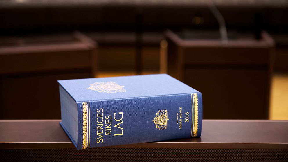 Lagbok från 2016 ligger på ett bord