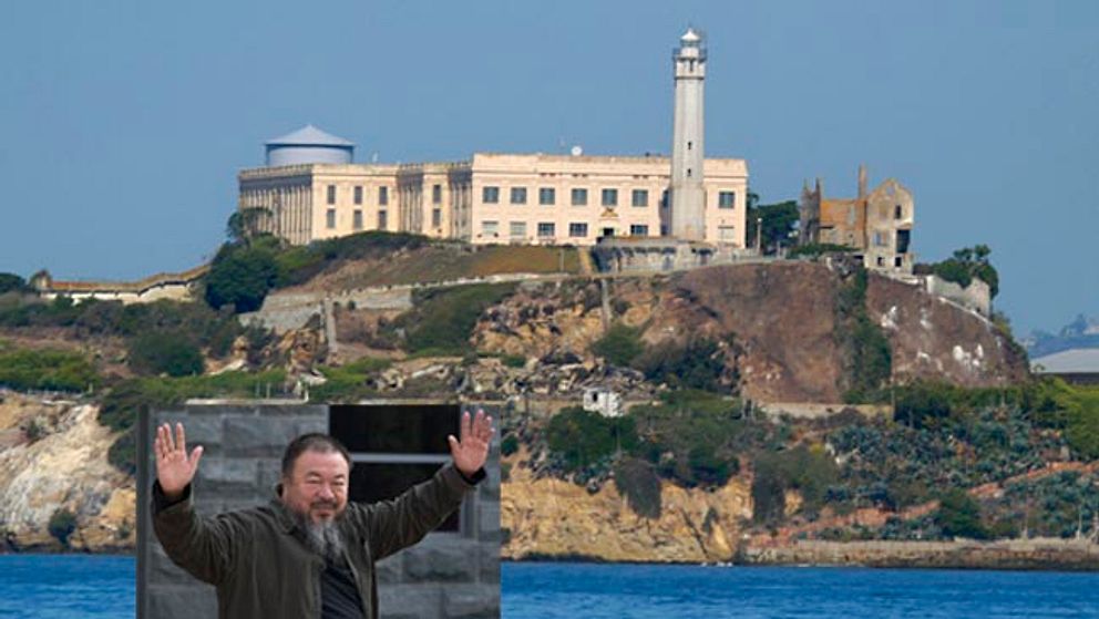 Den kinesiske konstnären Ai Weiwei på väg till Alcatraz. Bilden är ett montage.