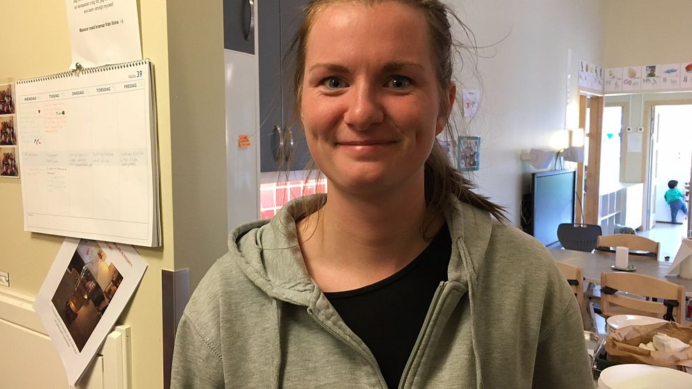 Sofia Malmquist i grå luvtröja