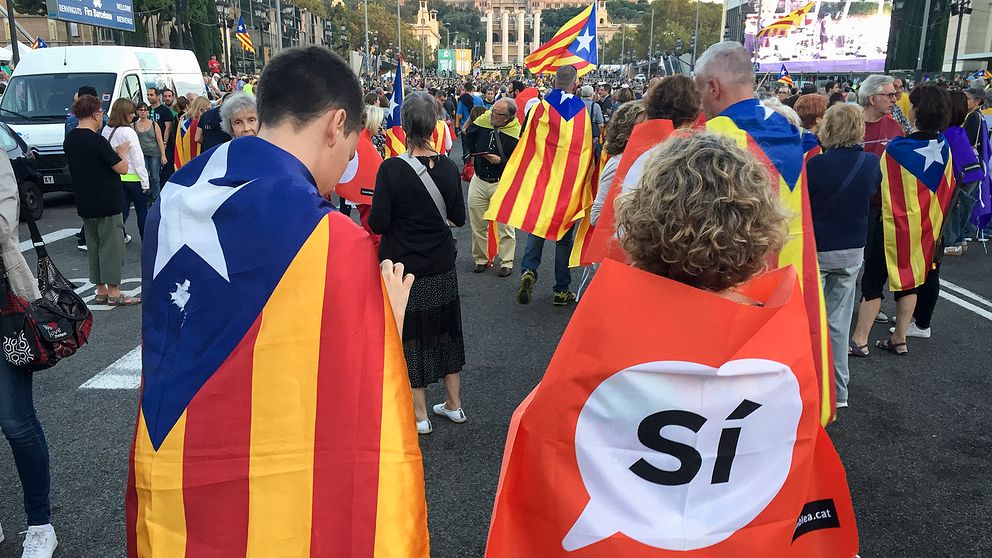 Gatufest vid berget Montjuic i Barcelona. Festen är tänkt som en avslutning på kampanjen för en folkomröstning om självständighet i Katalonien på söndag.