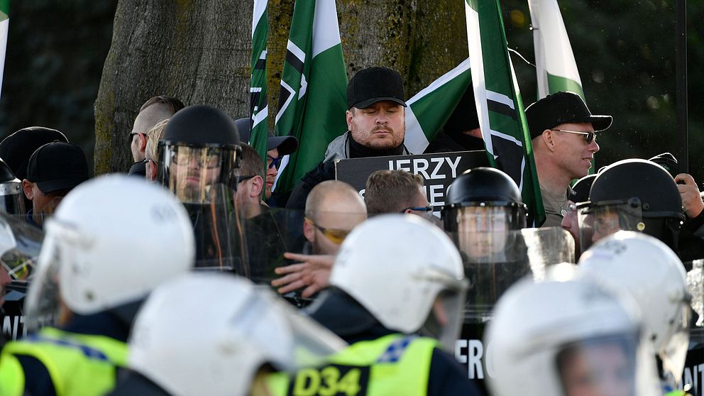 Demonstranter från Nordiska motståndsrörelsens (NMR).