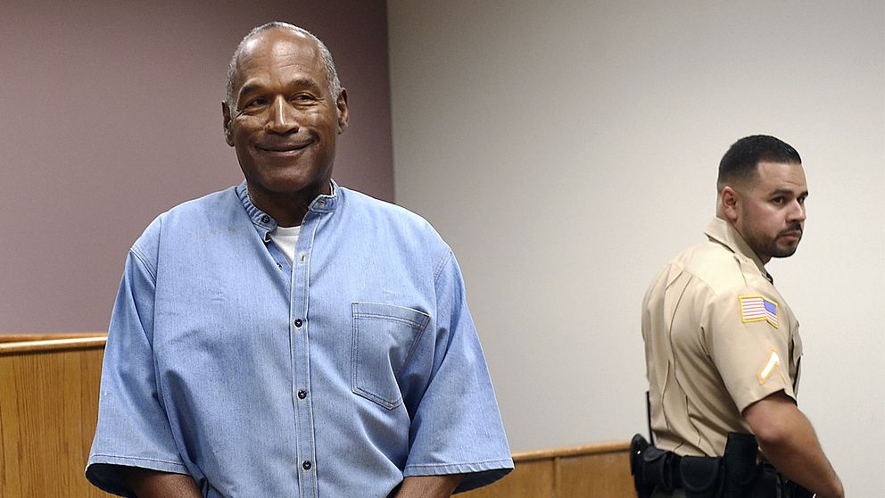 J Simpson har blivit villkorligt frigiven efter att ha avtjänat nio år i fängelse på grund av ett rån i Las Vegas, Nevada, i USA, uppger AP.