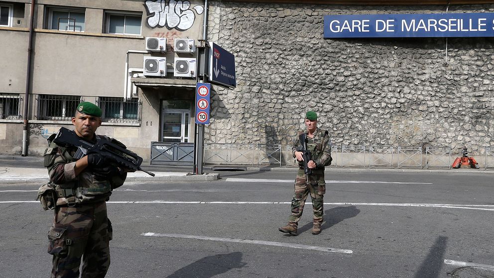 Franska soldater utanför Marseilles tågstation.