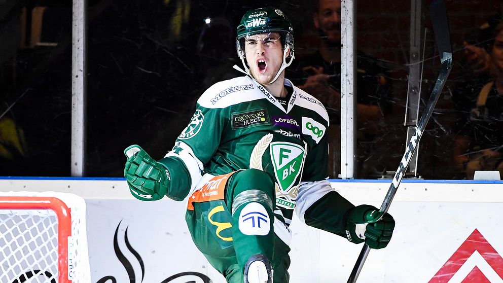 Michael Lindqvist har ett ben i luften och jublar iklädd hockeyutrustning
