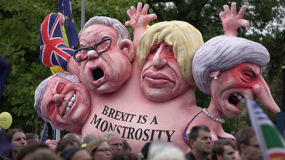 En brexit-kritisk skulptur som föreställer bland andra Theresa May och Boris Johnson.