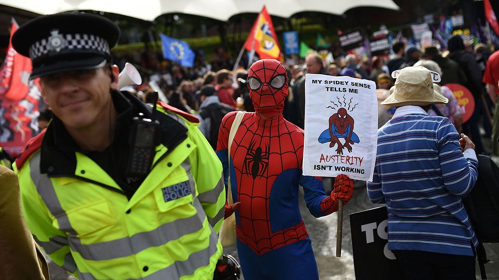 En demonstrant utklädd till spindelmannen.