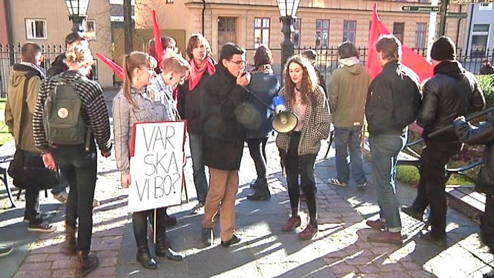 demonstration linköping stadshus bostadsbrist vänsteraktivister