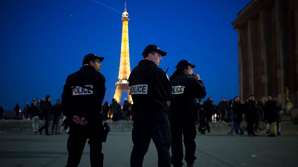 Fransk polis patrullerar i centrala Paris. Arkivbild.
