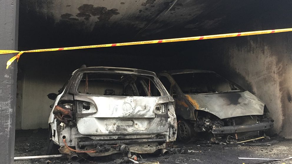 Två bilar som blivit förstörda i en brand