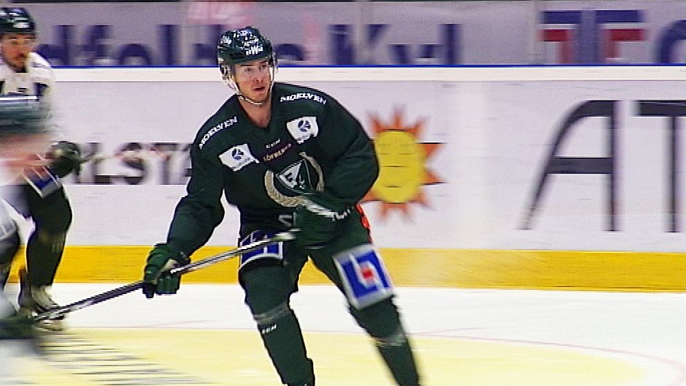 Mattias Lindqvist är på isen och blickar förbi kameran. Han har klubban redo för att spela