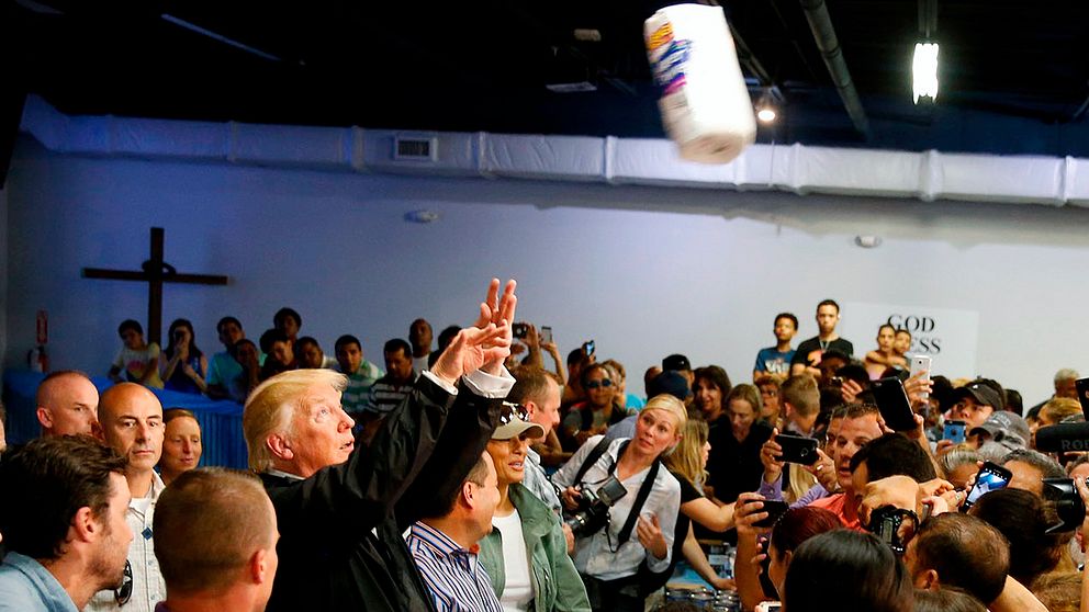 Donald Trump kastar hushållspapper till orkandrabbade.