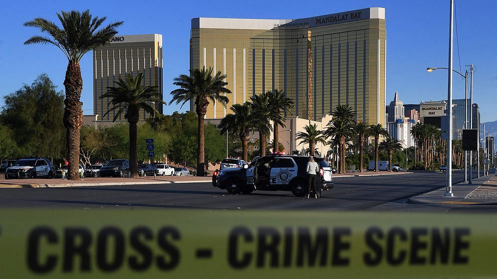 Bilder tagna i hotellrummet där Stephen Paddock utförde masskjutningen i Las Vegas, visar skjutvapen på stativ och stora mängder tomhylsor på golvet.