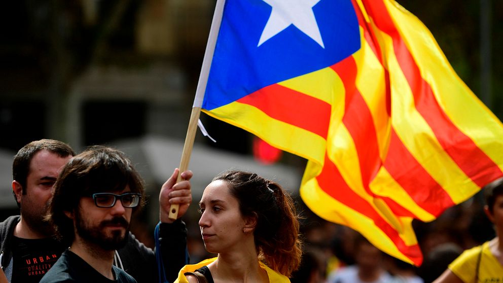 Tre studenter med den katalanska flaggan.
