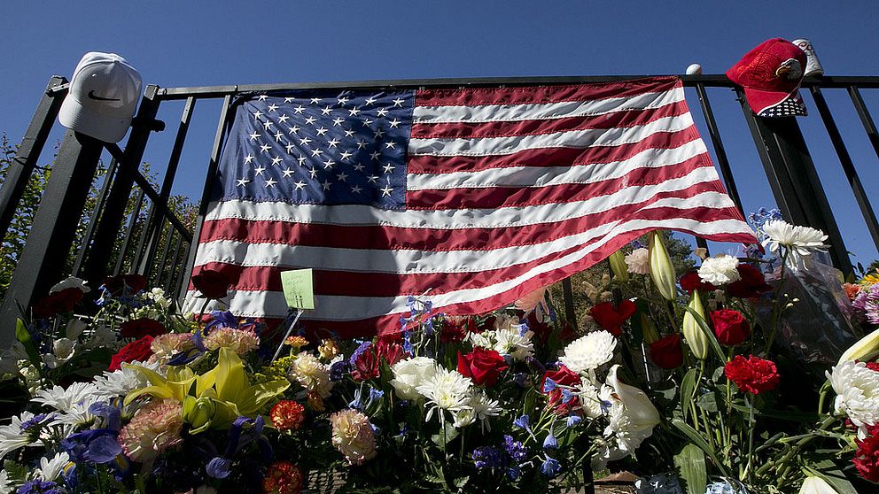 Minnesplats för offren i Las Vegas-skjutningen. Blommor och USA:s flagga.