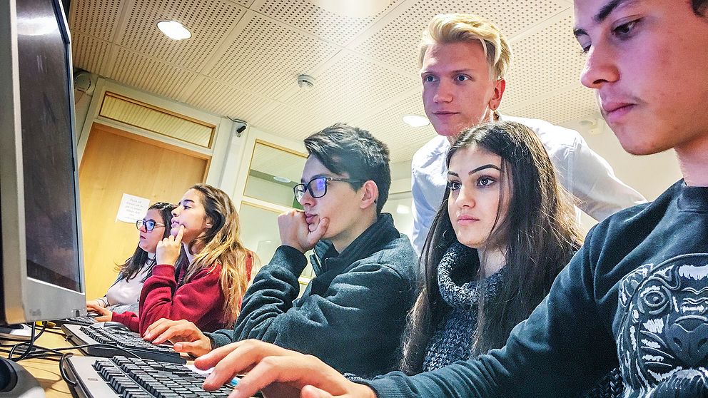 Elever från Frankrike och Sverige jobbar ihop framför datorer för att skapa historier som ska marknadsföra ett resmål.