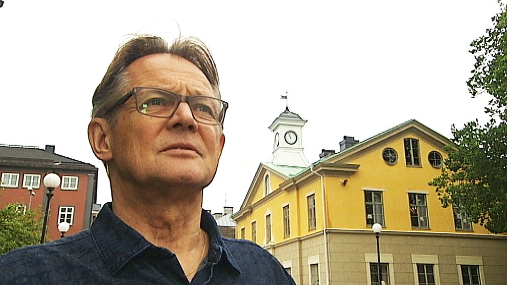 Att ta hand om den gamla klockan är ett uppdrag som urmakaren Björn Antonsson ärvt av sin far