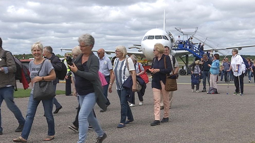 Turister går ut från flygplan