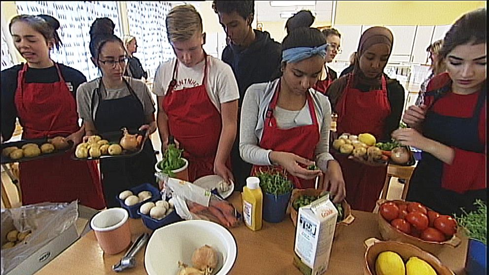 Elever lagar mat i tävlingen kockduellen
