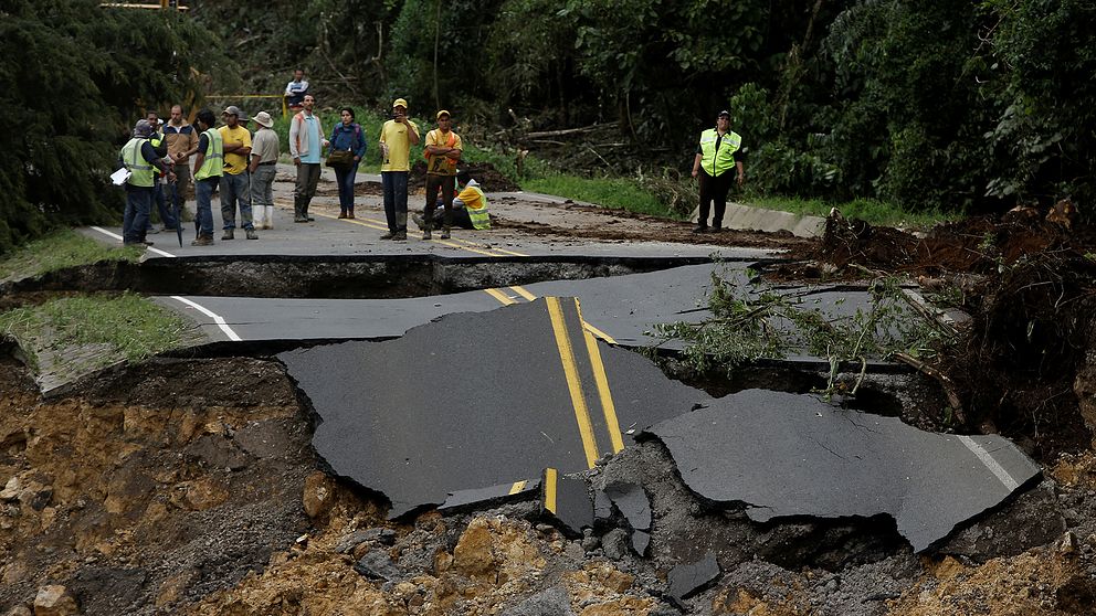 En väg som förbinder Costa Ricas norra och södra delar i Casa Mata kollapsade när stormen Nate, som nu uppgraderats till en orkan, drog in över landet.