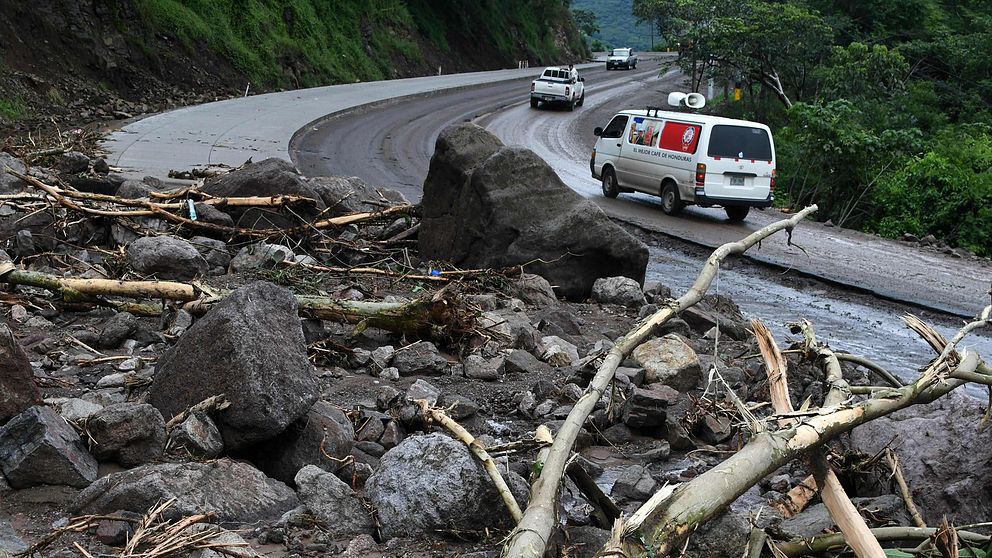 Nära kommunen Goascorán i departementet Valle, Honduras, har stormen Nate orsakat stora skador på vägarna.
