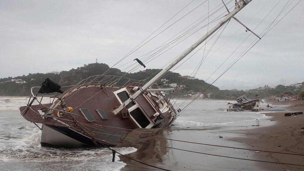 Båtar som drabbats av stormen vid bukten i San Juan del Sur, Nicaragua.