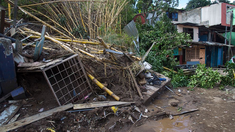 Ett jordskred orskaade ras i efterdyningarna av Stomen Nate i utkanten av San Jose i Costa Rica.