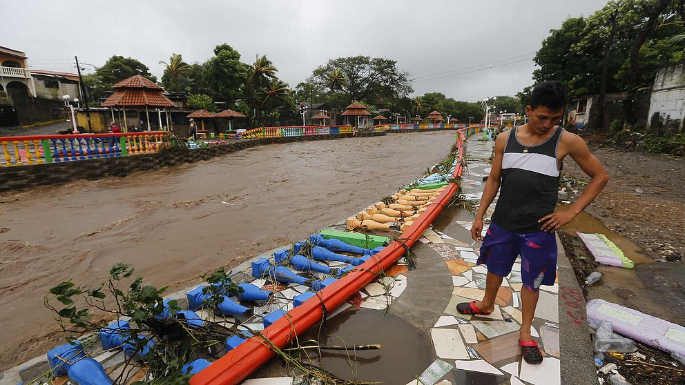Byggnades har skadats och rasat efter att stormen nate drog in över Masachapa i Nicaragua och svämmade över Massachapa-floden.