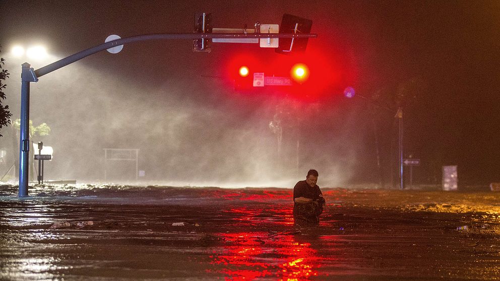 En översvämmad väg nära stranden i Biloxi, Mississippi.