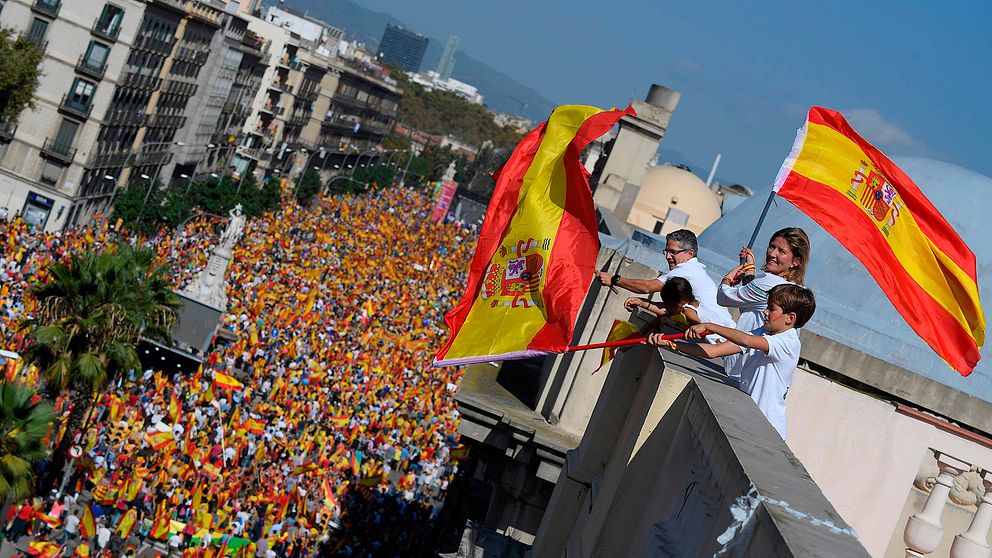 Tusentals människor demonstrerade för ett enat Spanien i Barcelona under söndagen.