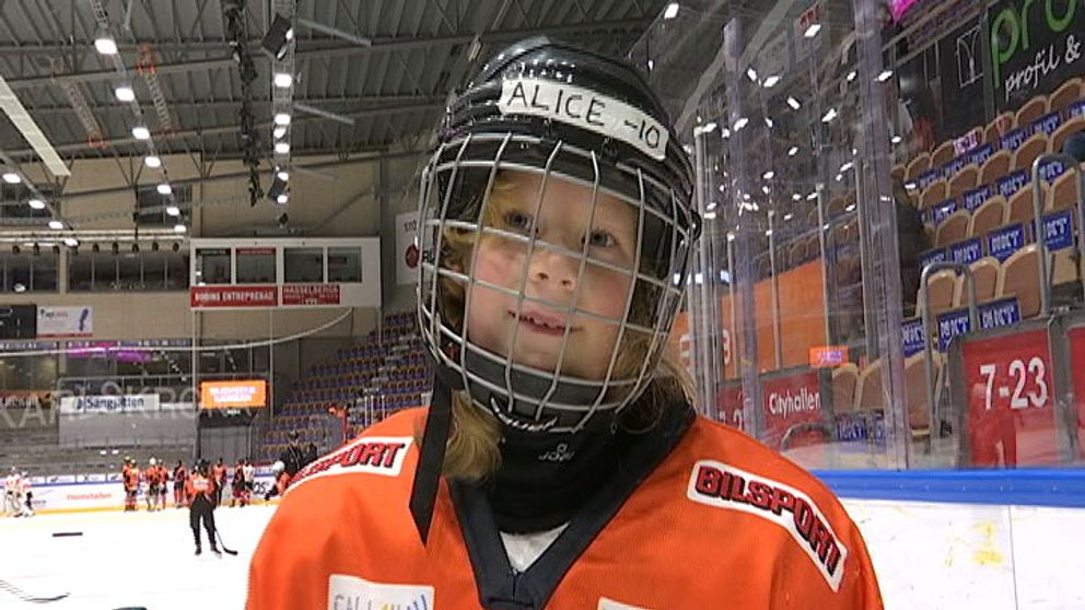 7-åriga Alice Alfredsson provade hockey och hon gillade det.