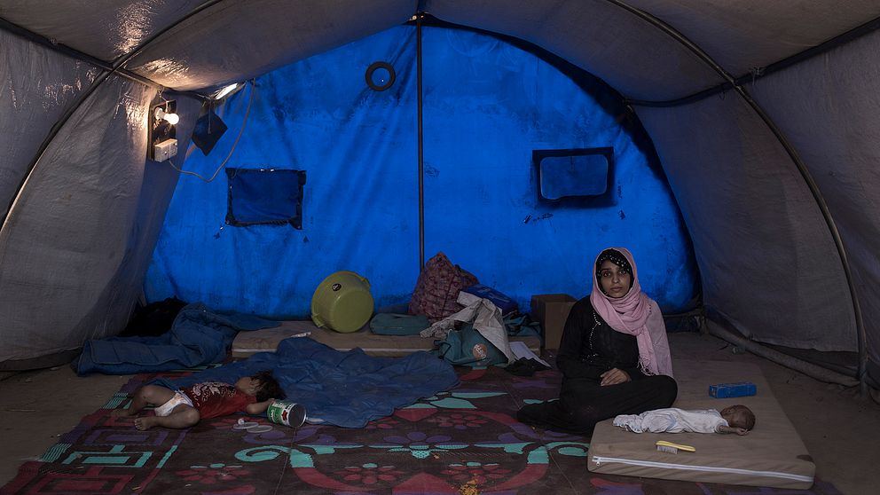 Det är 40 grader varmt och luften i tältet står stilla. Rahma och barnen kämpar för att ta sig tillbaka till ett normalt liv, och nu tar familjen en dag i taget.