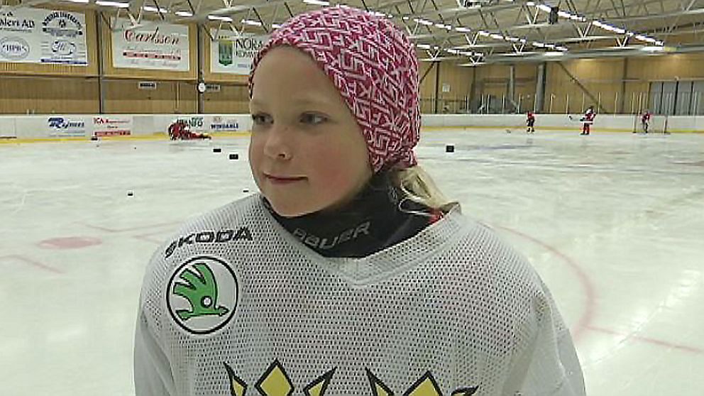 Sjuåriga Alva Lindelööf, började i hockeyskola för några år sedan.