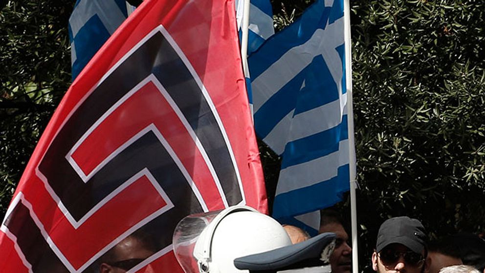Gyllene grynings flagga tillsammans med den grekiska under en demonstration i Aten.