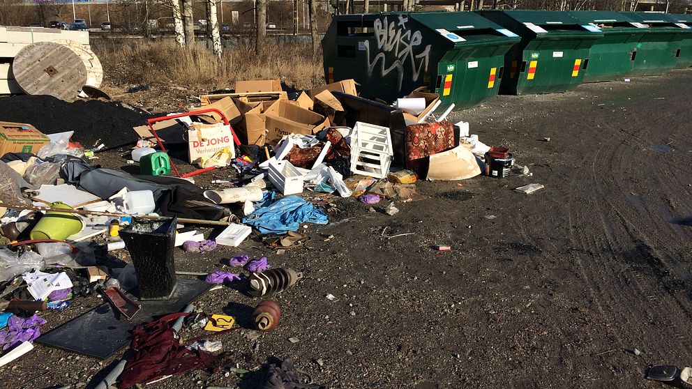 Kraftigt nedskräpad återvinningsstation. Tappstället i Örebro, stängd sommaren 2017.