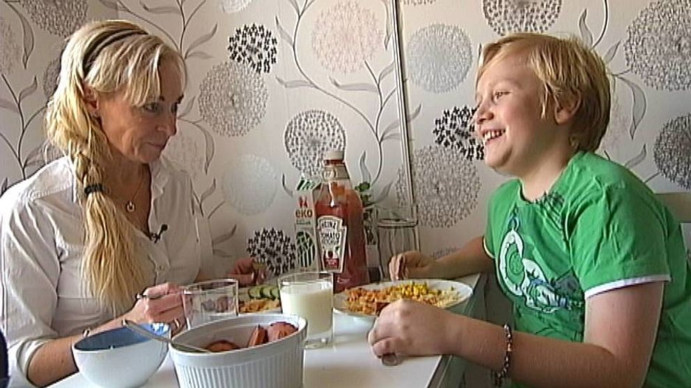 Nina Törnström tillsammans med sonen Leo.