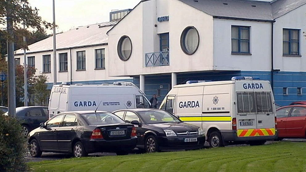 Hit, till Tallaght Garda station i Dublin, togs den blonda blåögda 7-åringen efter att hon tagits från en romsk familj på Irland.