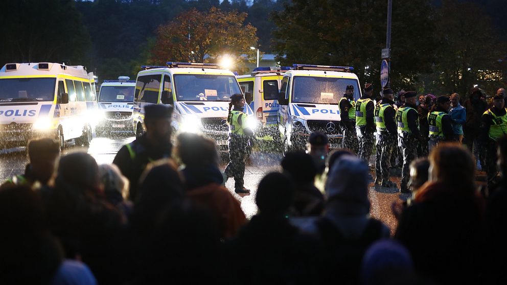 Polisen bildade en kedja för att hålla demonstranterna borta.