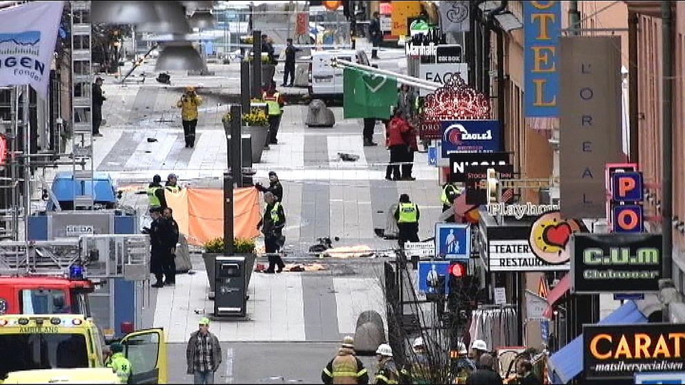 Drottninggatan i Stockholm, strax nedanför tvärgatan Adolf Fredriks kyrkogata – det var i en butik i det här kvarteret de befann sig när lastbilen plöjde förbi i hög fart på sin dödliga färd.