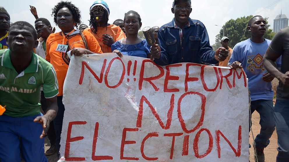 ”Nej!! Reformer inget val”, står det på en banderoll som oppositionsanhängare håller upp i Kenya.