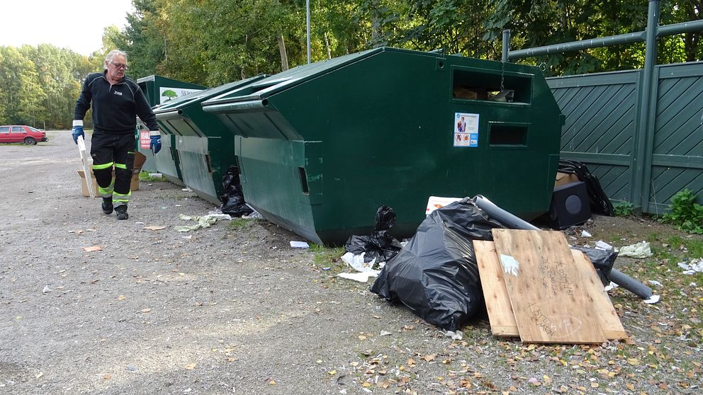 Lars-Erik Karlsson, containertömmare, bär bort skräp som inte hör hemma i återvinningsstationerna.