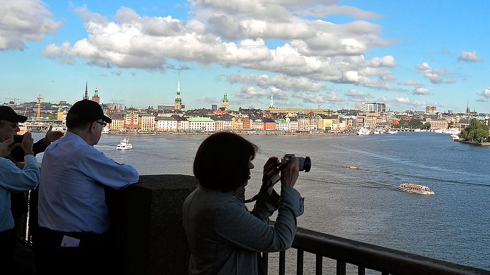 Turister på Fjällgatan i Stockholm.